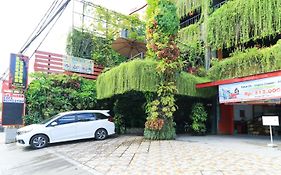 Labuana Homestay And Cafe Garden Makassar